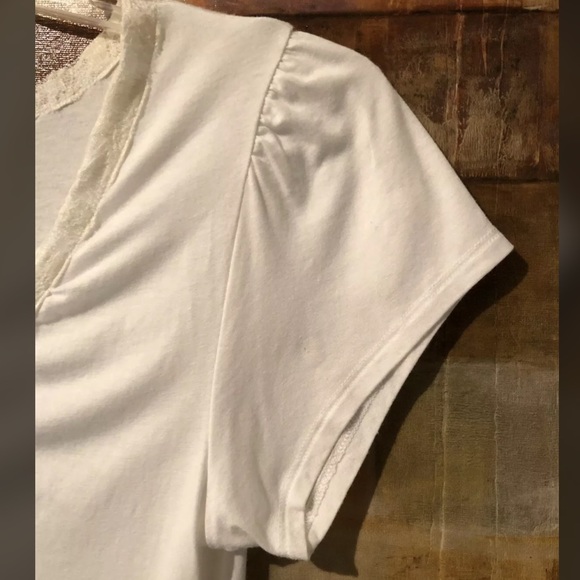 BANANA REPUBLIC White SS V-Neck Top With Lace Trim - Picture 6 of 6